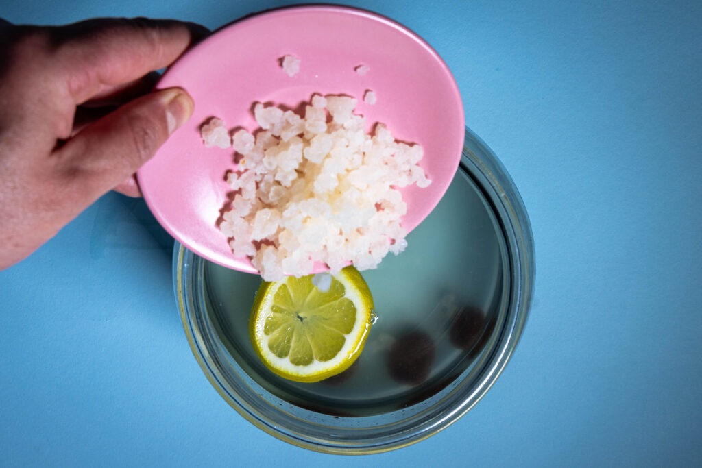 Wasserkefirkristalle werden in ein Glasgefäß gegeben.