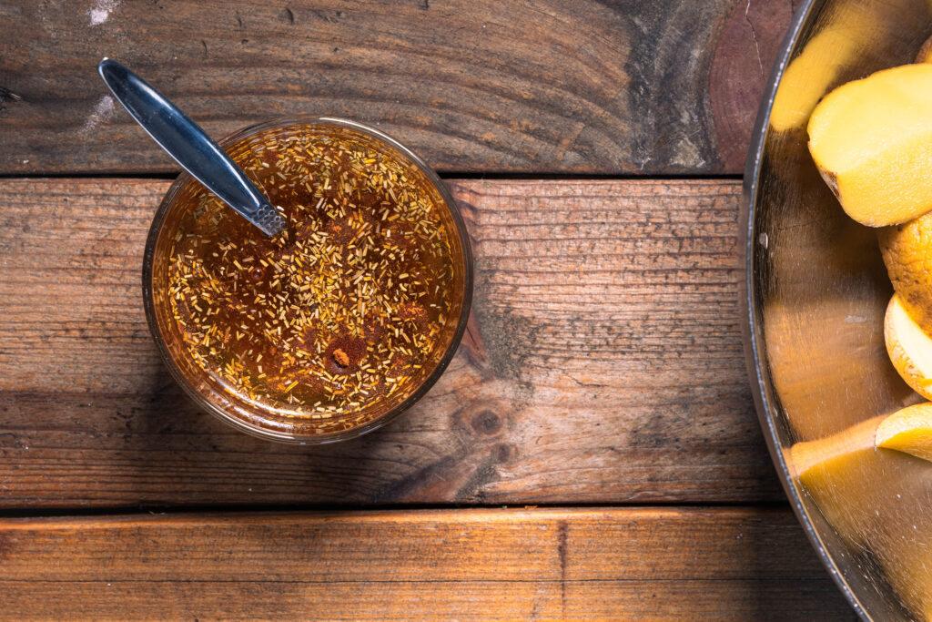 Eine Marinade für Wedges wird in einem Glas angerührt.