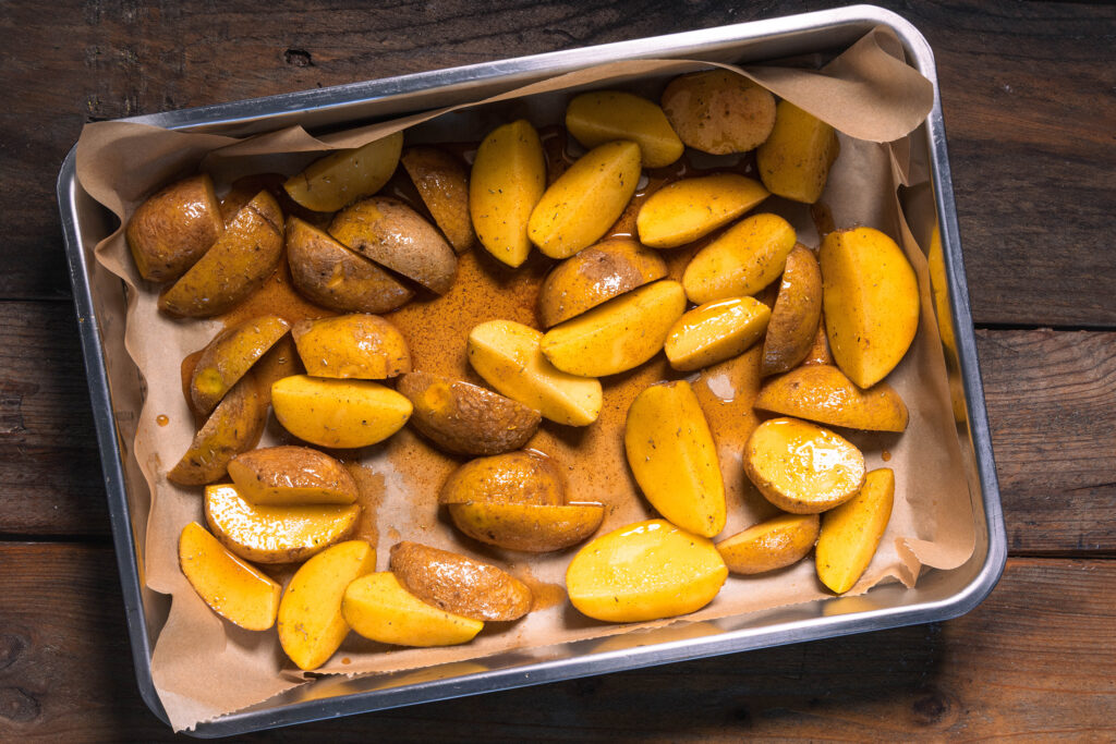 Wedges auf einem Blech mit Backpapier.