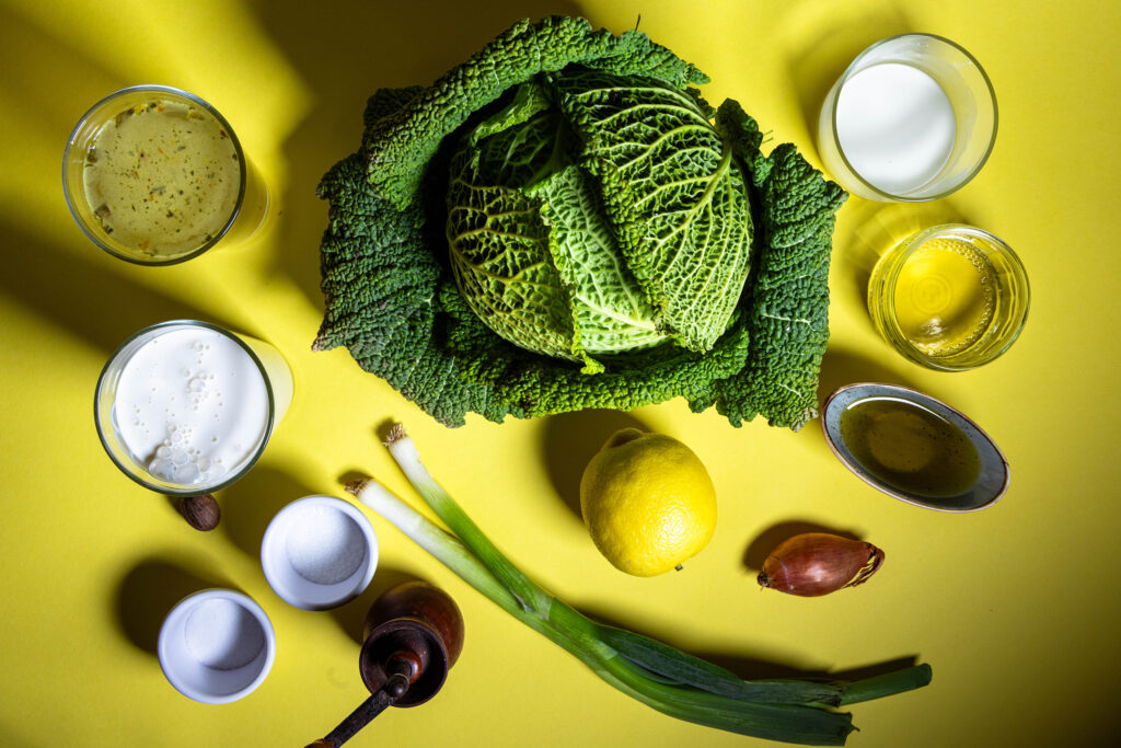 Alle Zutaten für die Wirsing-Zitronen-Pasta.