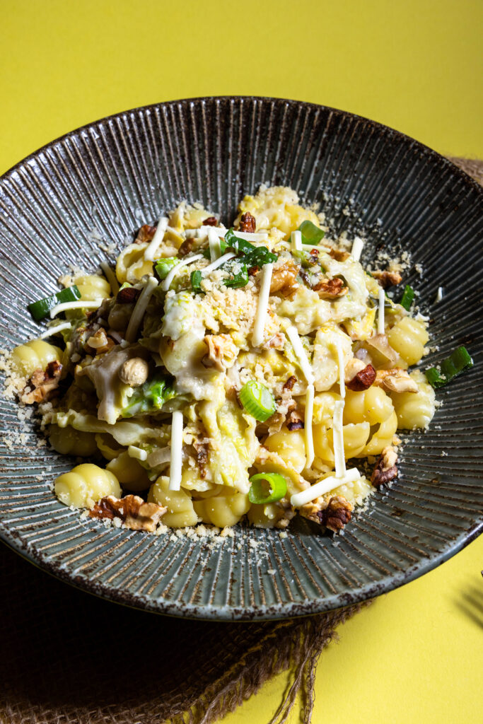 Wirsing-Zitronen-Pasta in einer Bowl