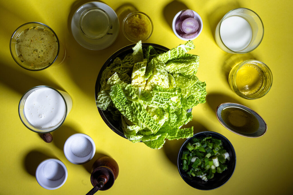 Alle Zutaten für die Wirsing-Zitronen-Pasta.