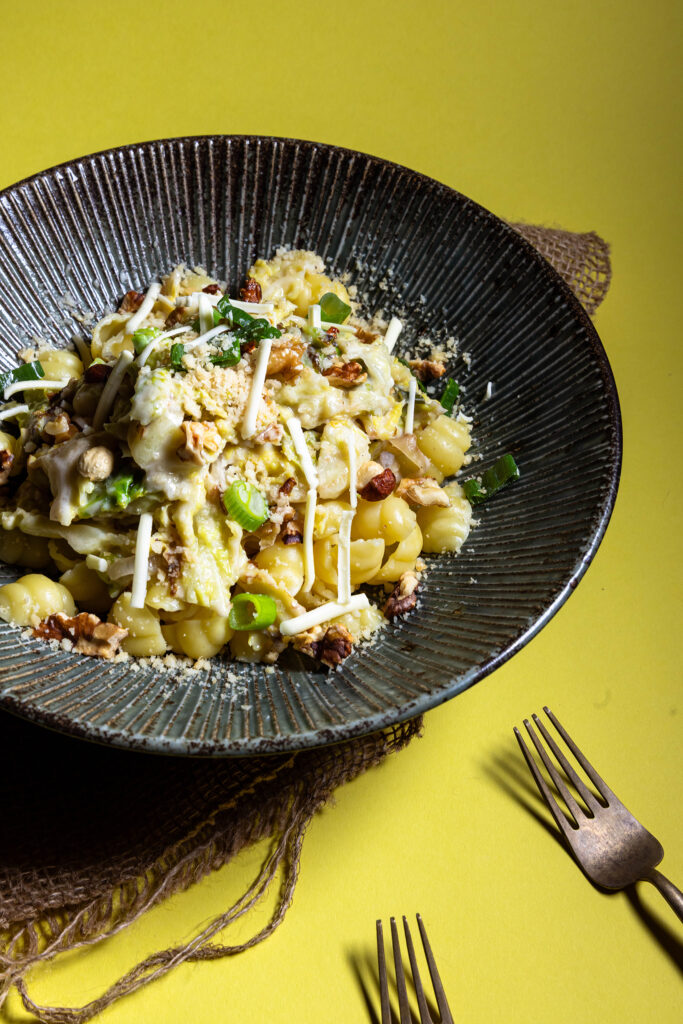 Wirsing-Zitronen-Pasta in einer Bowl, daneben Besteck