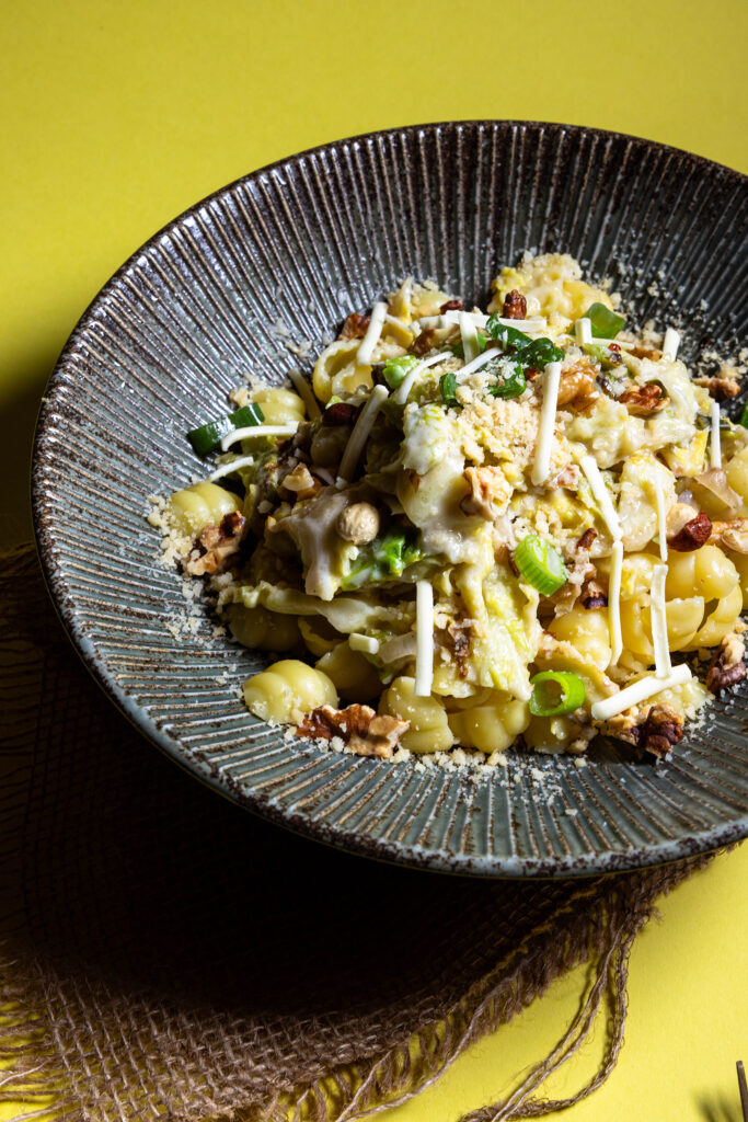 Wirsing-Zitronen-Pasta in einer Bowl, daneben Besteck