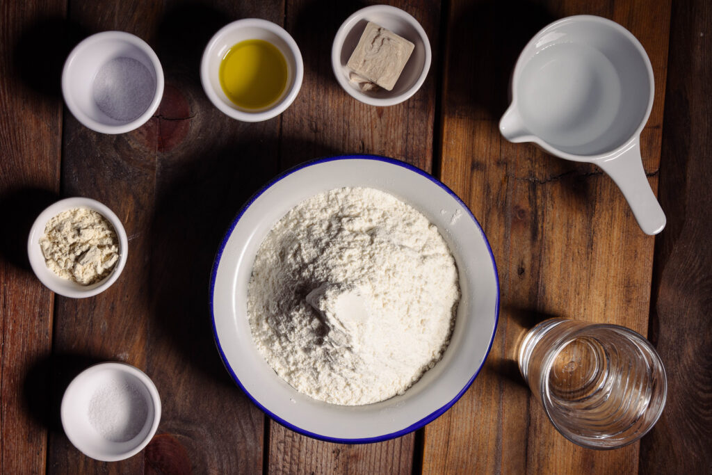 Alle Zutaten für den Hefeteig.