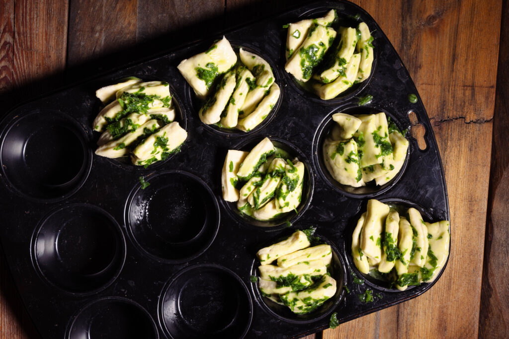 Rohe Bärlauch-Zupfbrote in einem Muffinblech