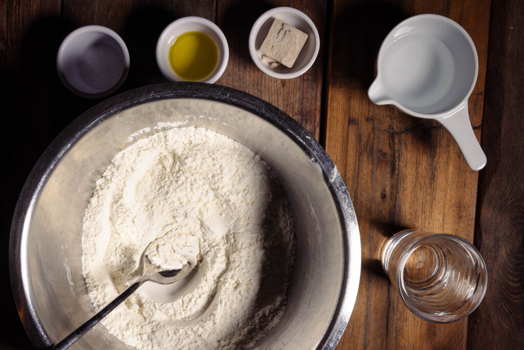 Mehl wird in einer Schüssel mit Seitan-Fix und Salz vermischt.