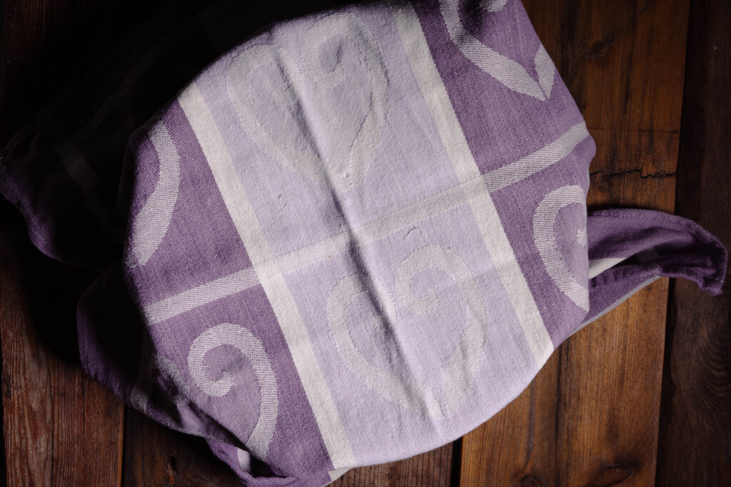 Eine Teigschüssel mit einem Geschirrtuch abgedeckt.