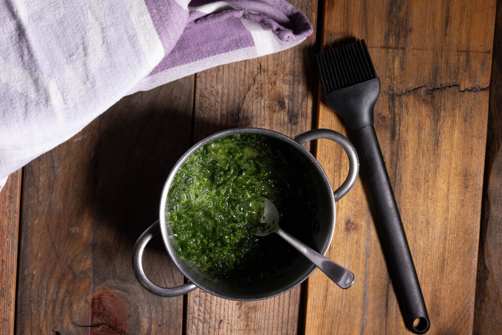 Geschmolzene Bärlauchbutter in einem kleinen Topf.