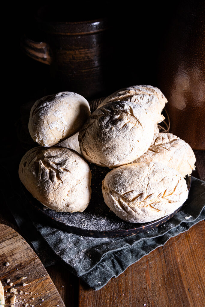 Kefir-Dinkel-Brötchen gestapelt auf einem Teller.