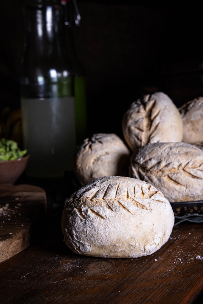 Luftig-krosse Kefir-Dinkel-Brötchen auf einem alten Holztisch.