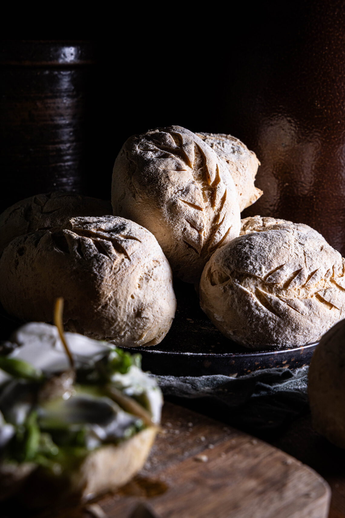 Kefir-Dinkel-Brötchen gestapelt auf einem Teller.