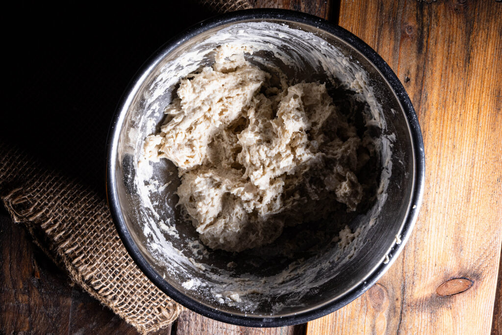 Vorteig mit Wasserkefir in einer Schüssel, noch nicht gegangen.