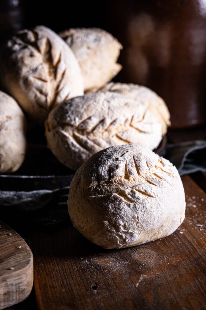 Kefir-Dinkel-Brötchen auf einem alten Holztisch.
