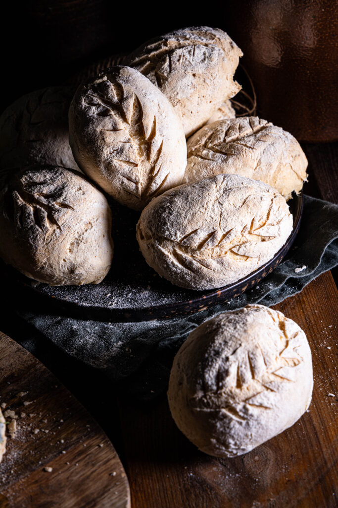 Kefir-Dinkel-Brötchen gestapelt auf einem Teller.
