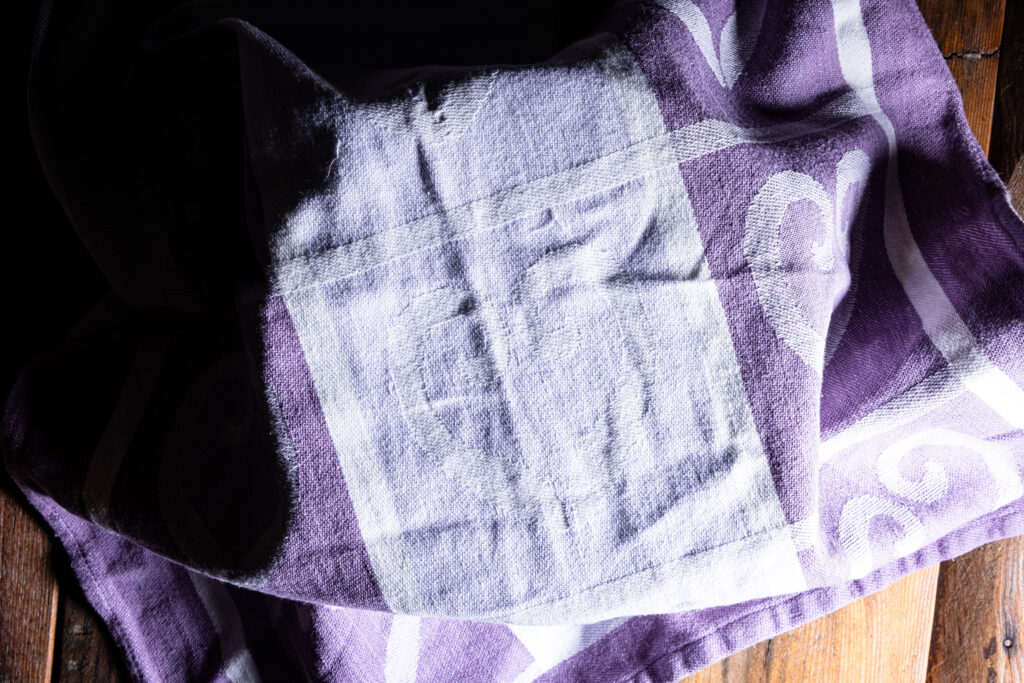 Eine Schüssel, abgedeckt mit einem Küchentuch.