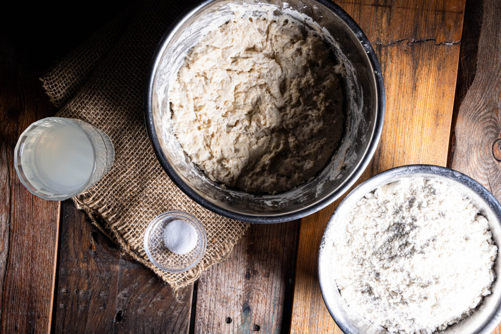 Der gegangene Vorteig und die restlichen Brötchenzutaten.