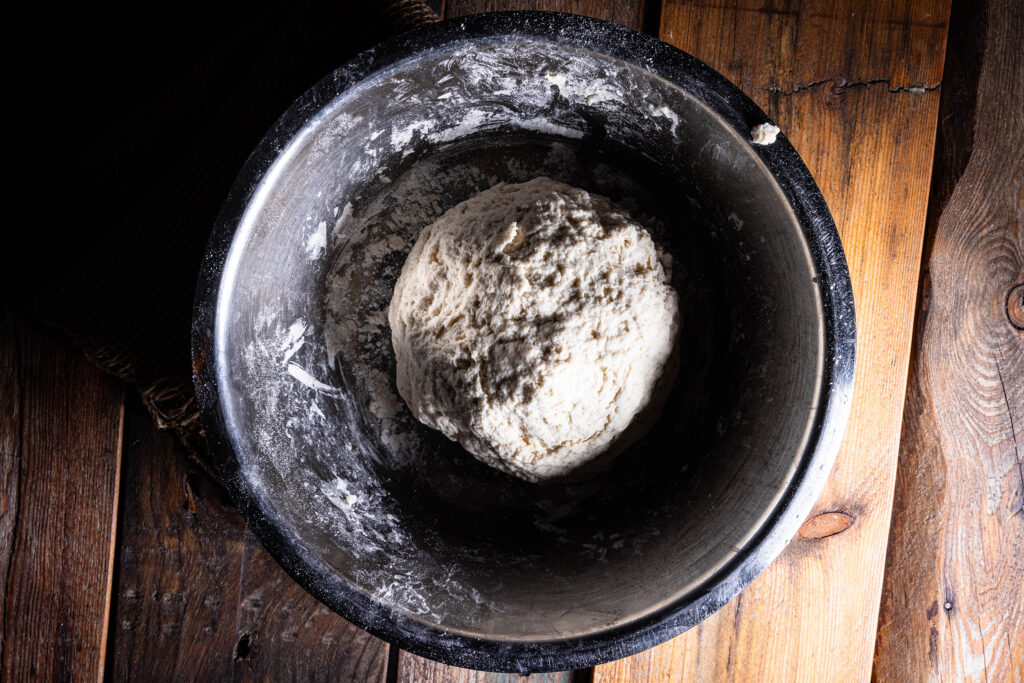 Ein Teigball in einer Schüssel.