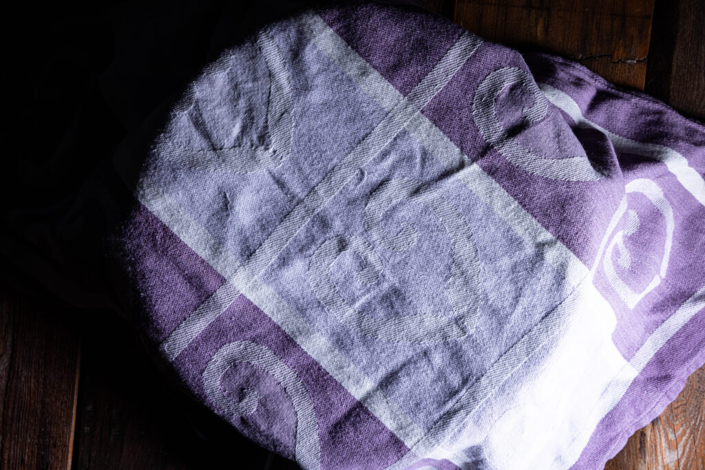 Ein Küchentuch deckt eine Schüssel ab.