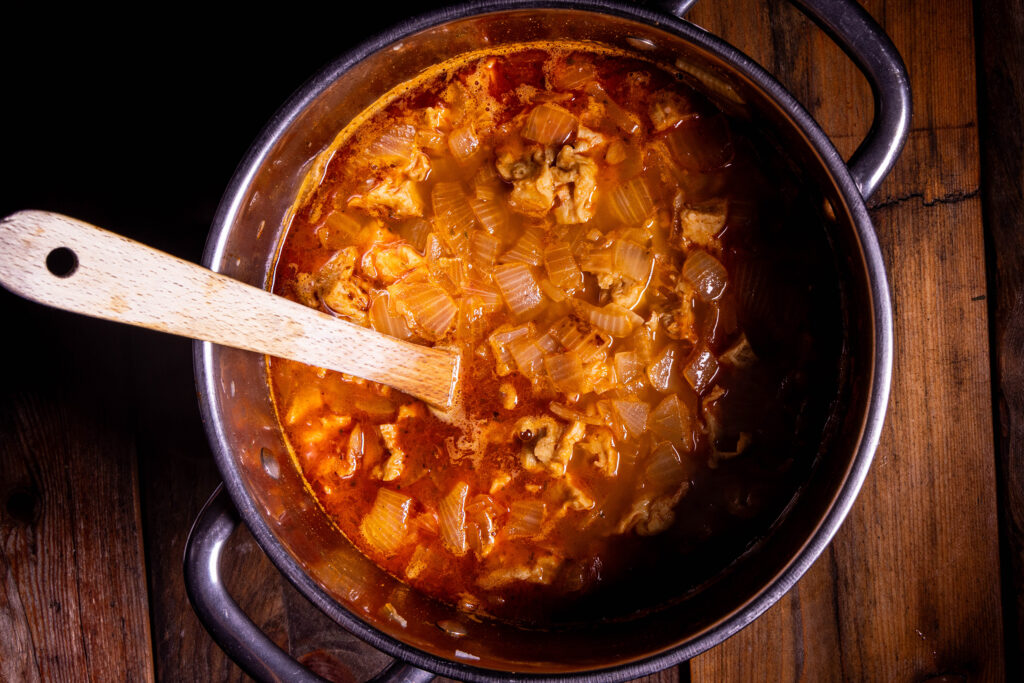 Ungarisches Gulasch kocht in einem Topf.