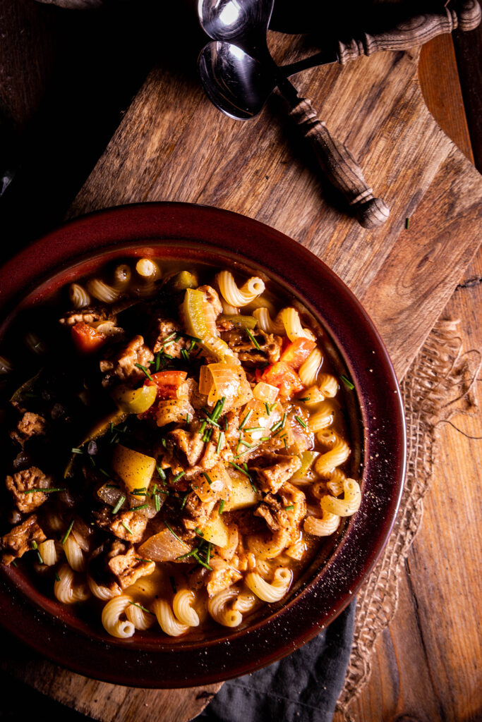Ungarische Gulaschsuppe mit Pasta in einem tiefen Teller
