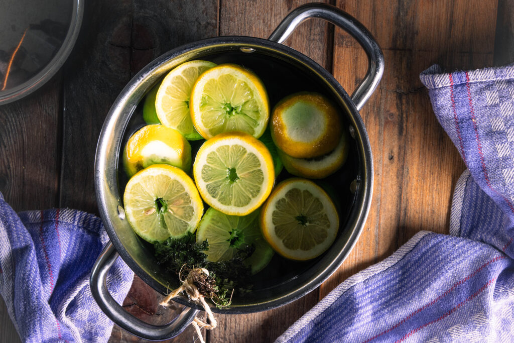 Waldmeistersirup wird in einem Topf zubereitet.