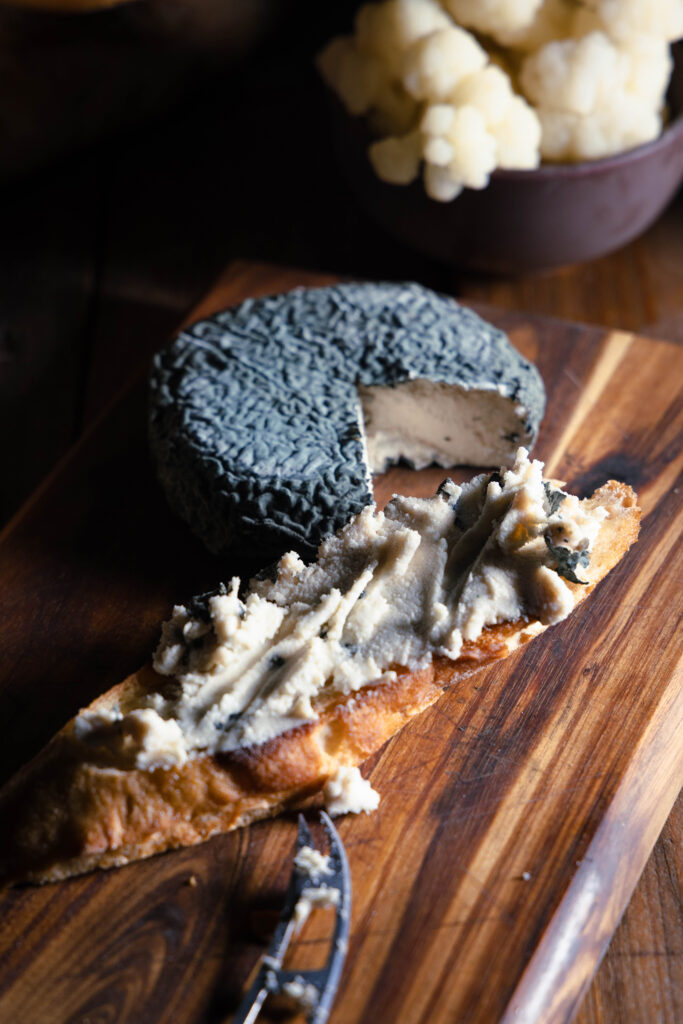Blumenblau - veganer Blauschimmelkäse. Angeschnitten und auf Brot