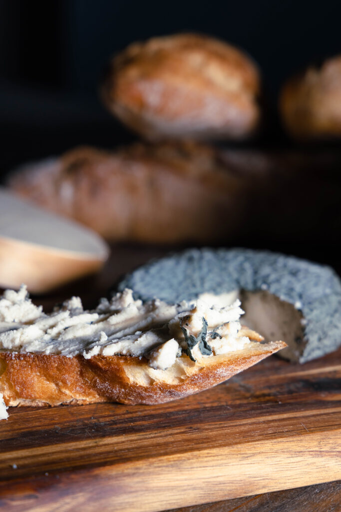 Blumenblau - veganer Blauschimmelkäse. Angeschnitten und auf Brot