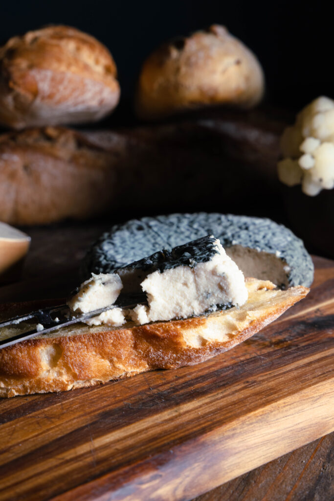 Blumenblau - veganer Blauschimmelkäse. Angeschnitten und auf Brot