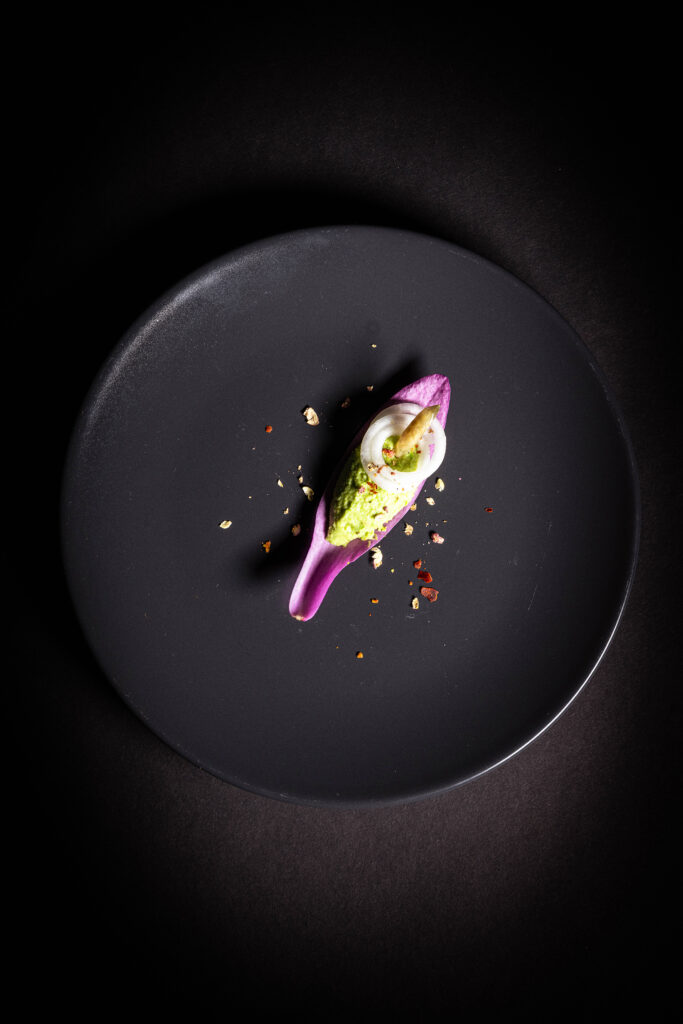 Amuse Bouche mit selbst gesammelte Blüten in zwei Variantionen.