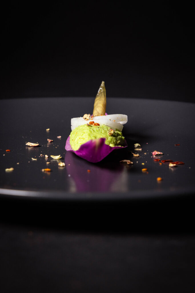 Amuse Bouche für den Frühling - Magnolienblüte, Erbse, Mairübchen, Bärlauchknospe