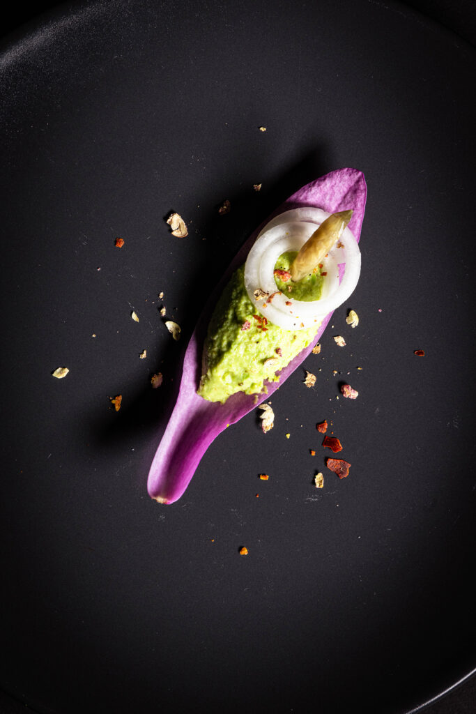 Amuse Bouche für den Frühling - Magnolienblüte, Erbse, Mairübchen, Bärlauchknospe