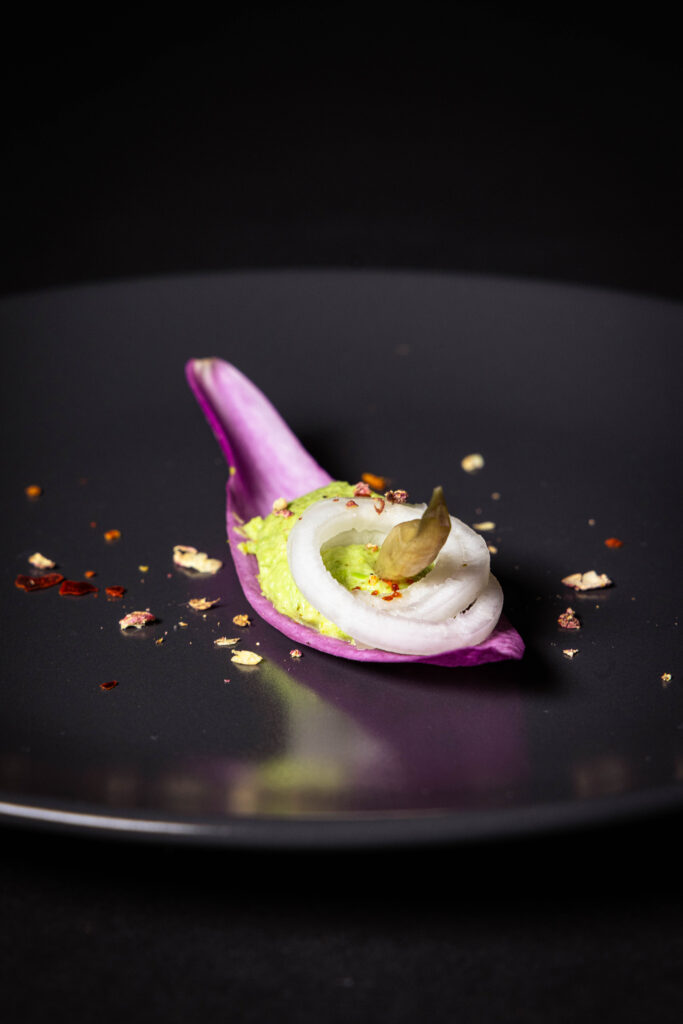 Amuse Bouche für den Frühling - Magnolienblüte, Erbse, Mairübchen, Bärlauchknospe