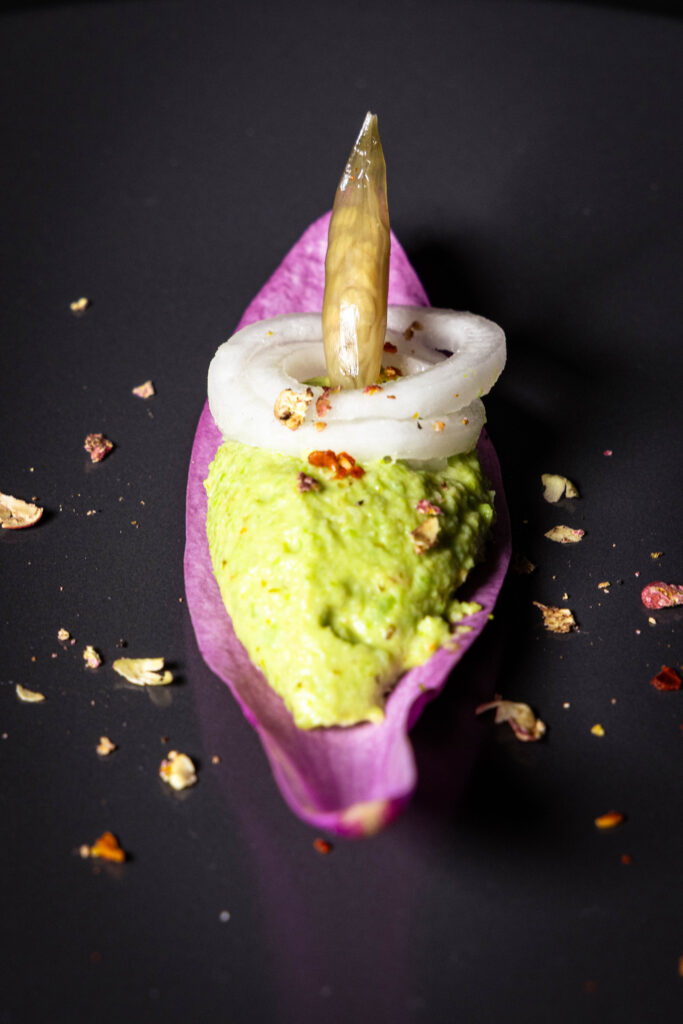 Amuse Bouche für den Frühling - Magnolienblüte, Erbse, Mairü