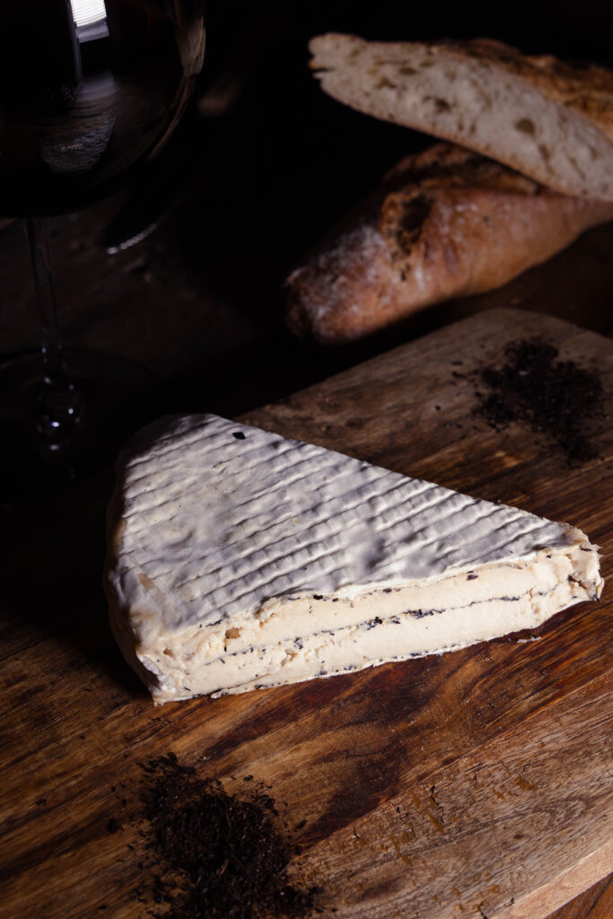 Kohlibrie - veganer Brie mit Edelschimmelkulturen und einer Lauchascheschicht.