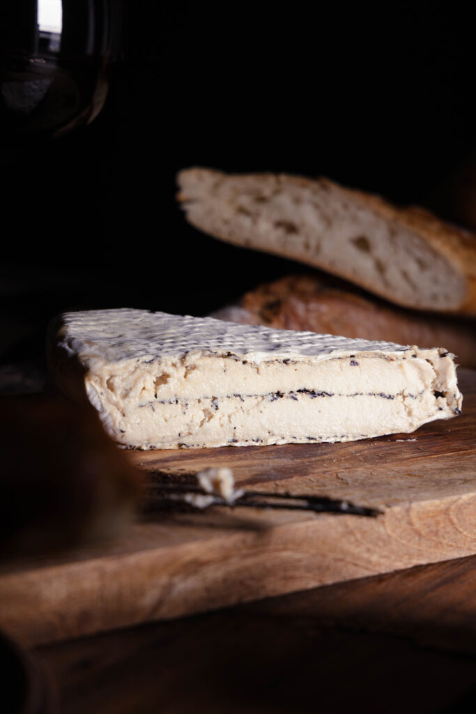 Kohlibrie – veganer Weißschimmelkäse mit Lauchasche