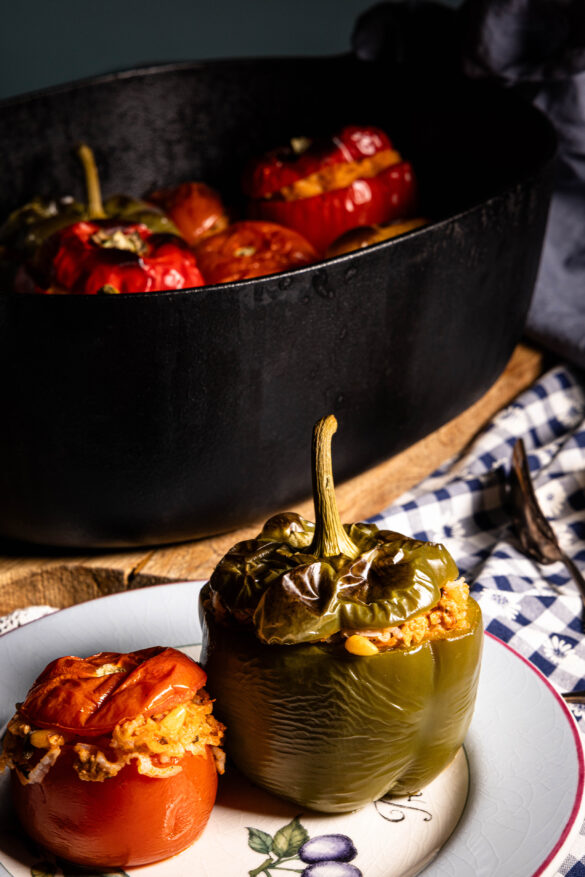 Vegane Gemista – gefüllte Paprika und Tomaten aus dem Ofen - in einem Bräter und auf einem Teller.