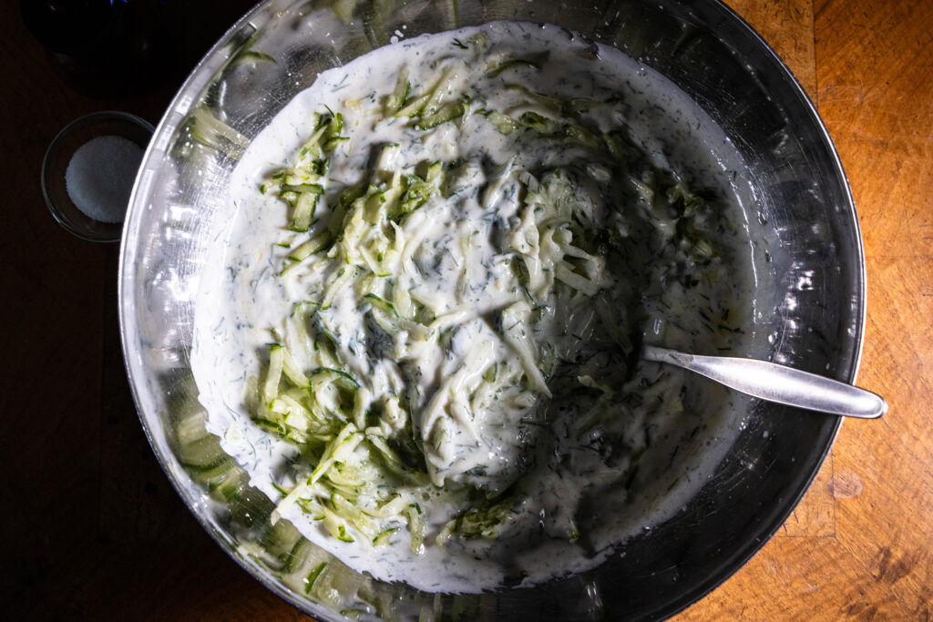 Gurkensuppe wird in einer Schüssel angerührt.