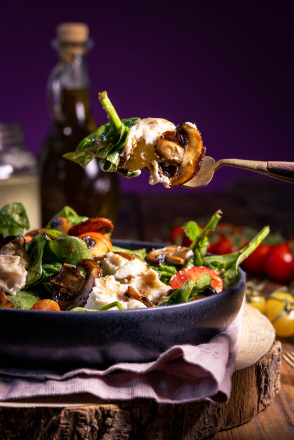 Spinatsalat mit veganem Mozzarella und gebratenen Pilzen