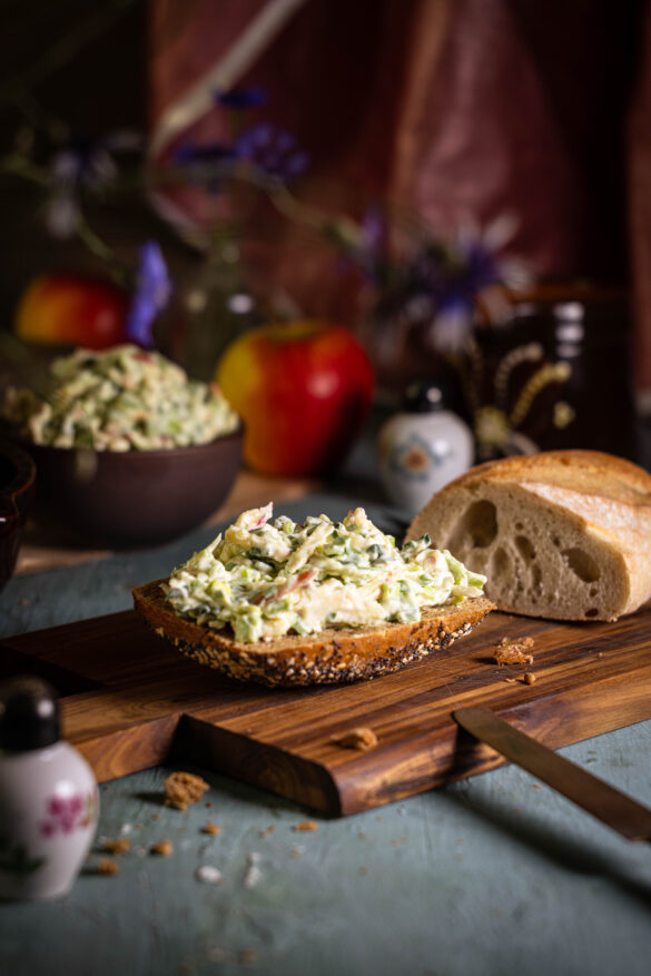 Apfel-Curry-Brotaufstrich - auf Brötchen und in einer Schale